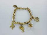 un bracelet en or orné de breloques