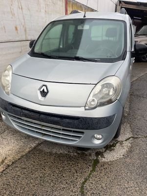 une petite voiture argentée garée sur le bord de la route