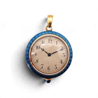 une petite horloge bleue accrochée à un mur blanc