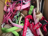 une boîte en carton remplie d'une multitude d'objets de toutes sortes