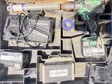 une boîte avec un tas d'outils à l'intérieur