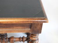 Table en bois mouluré, le plateau gainé de percaline ouvrant… (photo 5)