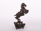 une image représentant une statue de cheval posée sur une boule