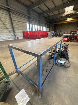 a table that is sitting in the middle of a warehouse