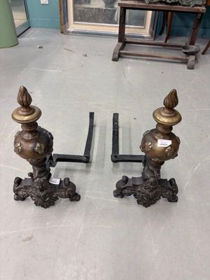 Paire de chenets en bronze en forme de pot à feux à décor en…