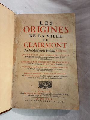 un livre ouvert sur lequel figure la photo d'un homme