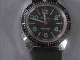 gros plan d'une montre sur une surface blanche
