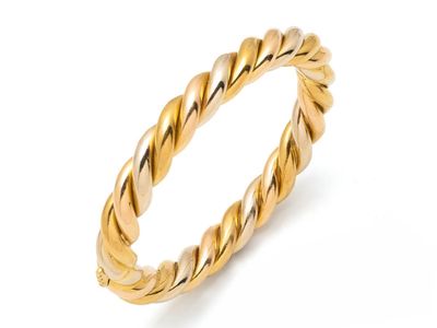 gros plan d'une bague en or sur fond blanc