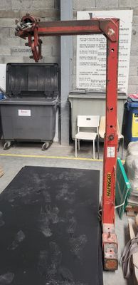 une photo d'un chariot élévateur dans un garage