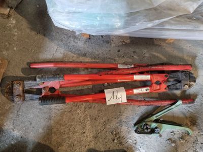 de nombreux outils qui traînent par terre