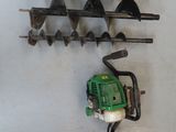une photo d'un porte-outils de jardin fixé au mur