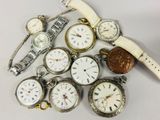 de nombreux modèles de montres différents et des montres posées sur la table