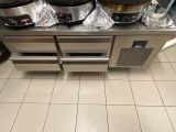 trois mijoteuses posées sur une cuisinière dans une cuisine