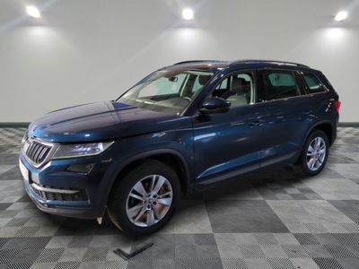 un 4x4 bleu garé dans un garage au sol en damier