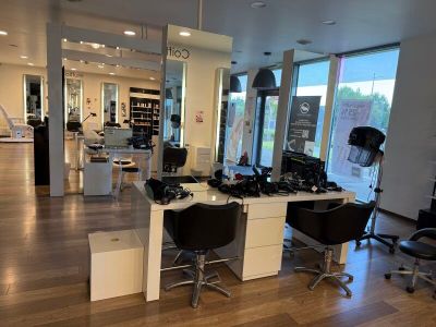 une photo d'un salon avec des fauteuils et un comptoir