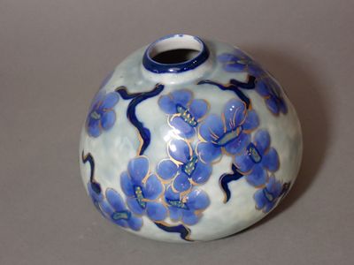 un vase bleu et blanc orné d'un motif floral