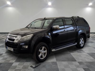 une photo d'un pick-up noir garé sur un sol à damier
