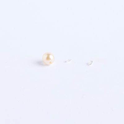 382 Lot comprenant deux petits diamants environ 0.