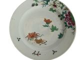 une assiette blanche avec un motif floral