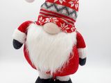 gnome de Noël avec un bonnet rouge et une barbe blanche sur fond blanc
