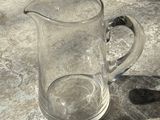 un pichet en verre posé sur une table