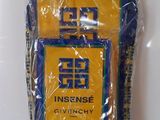 un sachet d'encens posé sur un comptoir