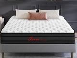 un lit avec un matelas et des oreillers posés dessus, dans une chambre