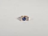 bague en saphir bleu et diamant sur fond blanc