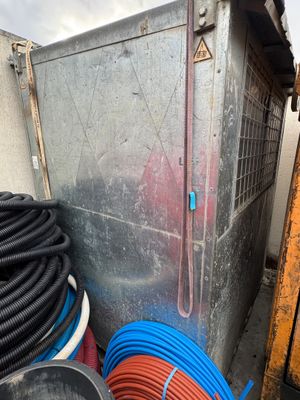many hoses that are in the back of a truck