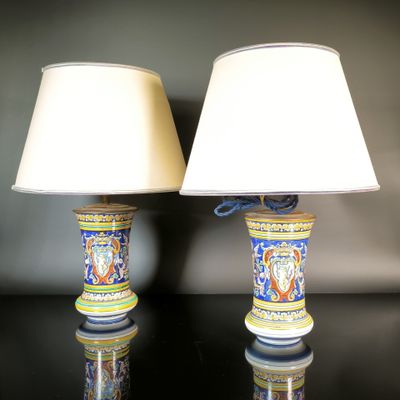 une paire de lampes en forme de vase, bleues et jaunes, posées sur une table noire