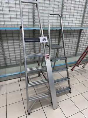 deux échelles posées par terre dans un magasin