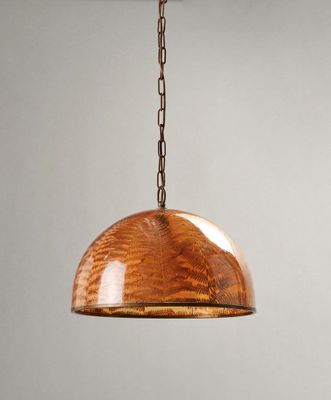 une suspension en bois accrochée au plafond
