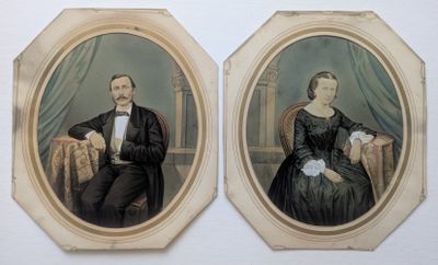 une paire de portraits anciens représentant un homme et une femme assis sur une chaise