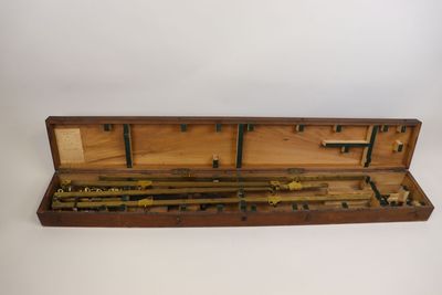 une vieille boîte en bois remplie d'outils, posée sur une surface blanche