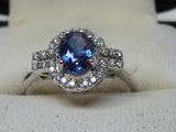 une image d'une bague en saphir bleu et diamant