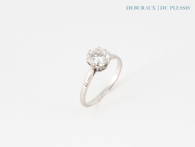 gros plan d'une bague en diamant sur fond blanc