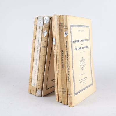 plusieurs vieux livres empilés sur une surface blanche