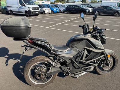 une moto qui est garée dans un parking