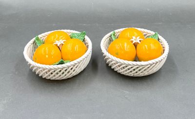 deux bols remplis d'oranges posés sur une table