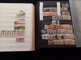beaucoup de timbres sur les pages d'un livre