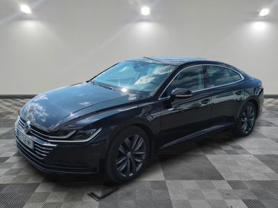une Volkswagen Artero noire garée sur un sol en carreaux à damier