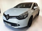 La voiture blanche est garée sur le sol blanc de la pièce.