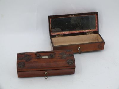 paire de boîtes anciennes en bois sur fond blanc avec miroir
