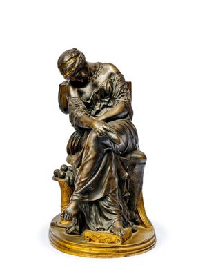une vieille statue en bronze représentant un homme assis sur un banc