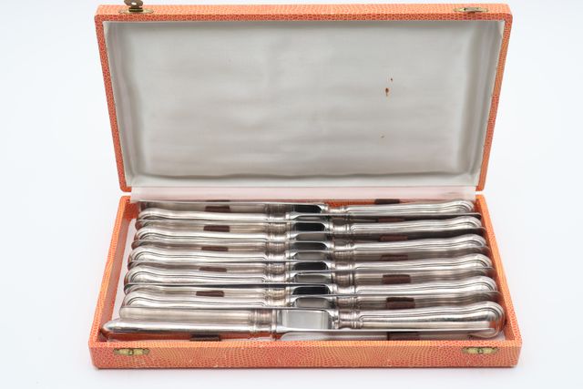 12 couteaux manches argent fourré en coffret, Orfèvrerie Liberty