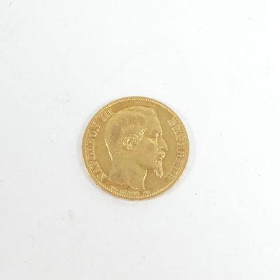gros plan d'une pièce d'or sur une surface blanche