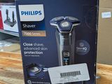 rasoir Philips à vendre, dans son emballage, posé sur une table dans un magasin