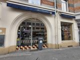 une devanture de magasin sur laquelle est accrochée une horloge