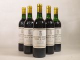 quatre bouteilles de vin sont alignées sur une table
