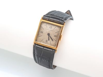 une image d'une montre-bracelet sur une surface blanche